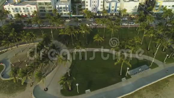 卢姆斯公园和海洋大道迈阿密南海滩鸟瞰图视频的预览图