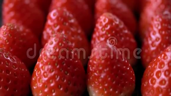 桌上放着新鲜甜草莓做甜点视频的预览图