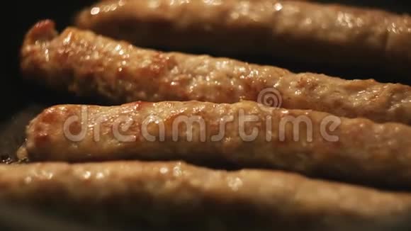 在平底锅上炸出的天然套管中特写薄长猪肉香肠概念美味的烤香肠视频的预览图