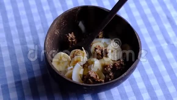 酸奶加奶油和花生酱健康素食小吃视频的预览图