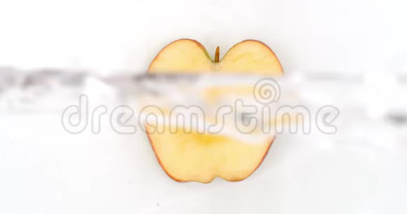 在缓慢的运动中水溅到白色背景上的一个苹果上素食者和水果工人视频的预览图