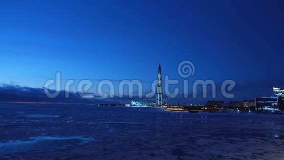 从芬兰海湾观看俄罗斯天然气工业股份公司的塔楼夜晚的灯光照亮夜空概念视频的预览图