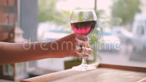 喝酒的女人喝红酒杯视频的预览图