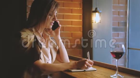 在线商务优惠成功的女咖啡馆电话视频的预览图