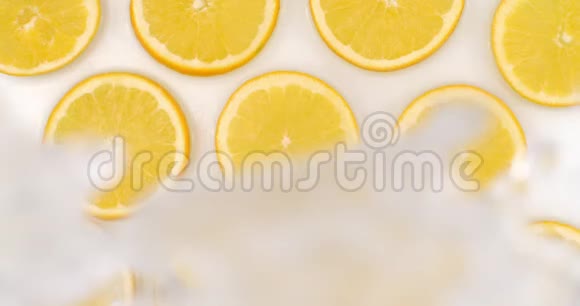 在缓慢的运动中水溅到一个美丽的多汁柑橘水果上许多柠檬在白色的背景上视频的预览图