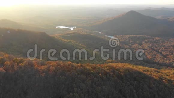 在贾斯珀的秋天伊格尔格鲁吉亚山脉的空中日落休息视频的预览图