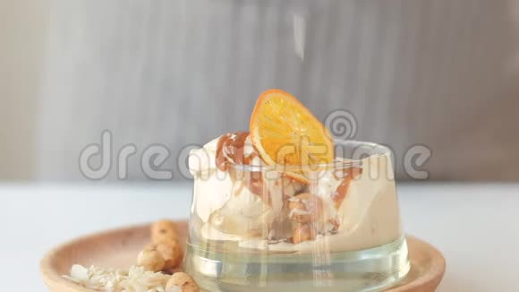 甜点装饰供应冰淇淋坚果焦糖柑橘视频的预览图