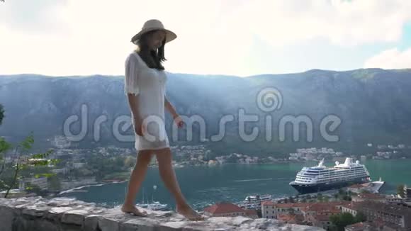 在Kotor上面的堡垒上沿着栏杆走的女孩视频的预览图