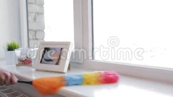 家里有清洁工打扫窗台的女人视频的预览图