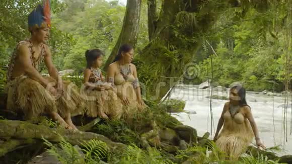 穿过亚马逊雨林的土著家庭视频的预览图