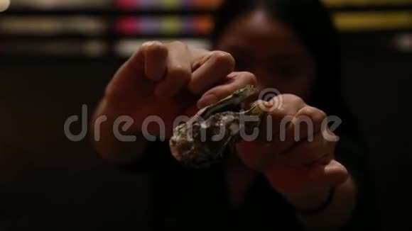 亚洲女人在一家中国餐馆烧烤时吃牡蛎视频的预览图