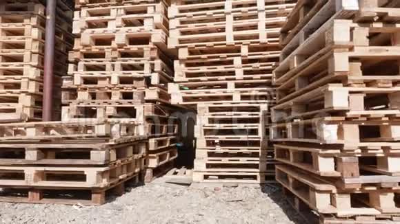 仓库院子里堆放的木托盘视频的预览图