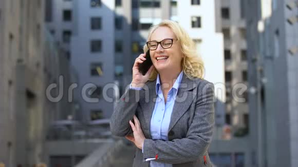 兴奋的商务女性庆祝成功在户外打电话促进工作视频的预览图