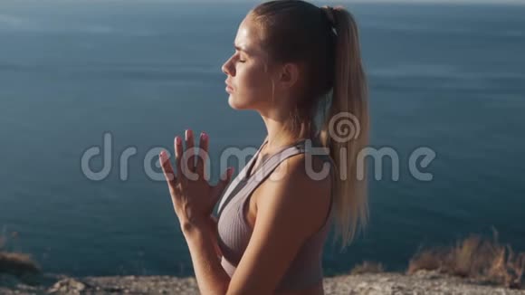 女性冥想的肖像集中在户外呼吸慢动作视频的预览图