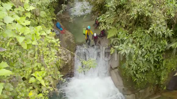 一个从瀑布跳出来的人视频的预览图