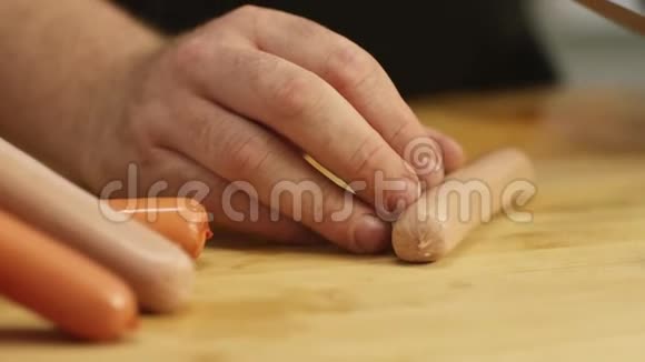 男人用菜刀在木砧板上切香肠的特写库存录像准备食物视频的预览图