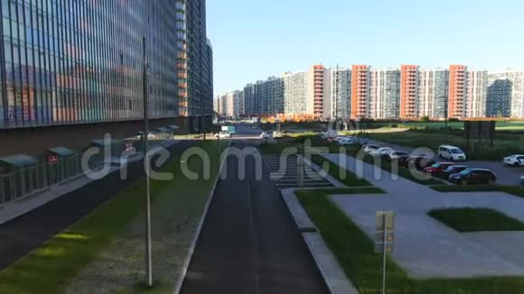 新公寓住宅楼附近的道路和停车场鸟瞰图动作现代发展基础设施视频的预览图