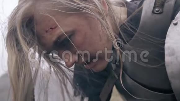 斯诺蒂和受伤的女骑士在镜头前转过头慢动作视频的预览图