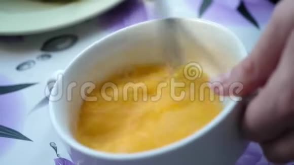 陶瓷碗中的蛋白质和蛋黄视频的预览图