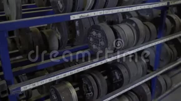 现代铝挤压生产线模具收集生产复杂轻质挤压铝视频的预览图