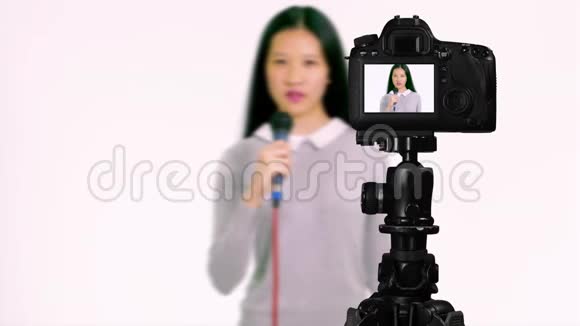 带麦克风的华裔美国少年视频的预览图