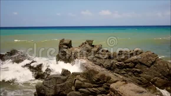 7秒的海浪拍打海岸岩石的镜头视频的预览图