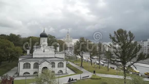在Zaryadye公园的圣安妮教堂的空中观景台上黑色圆顶和金色十字架映衬着视频的预览图