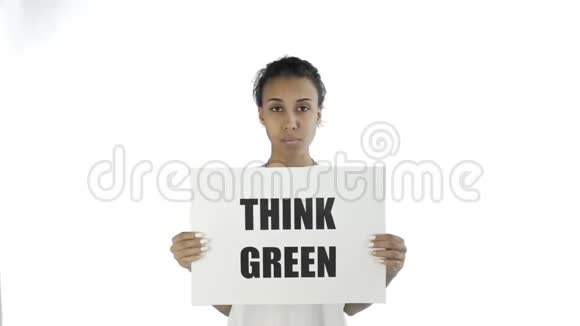 非洲裔美国女活动家白色背景的绿色海报视频的预览图