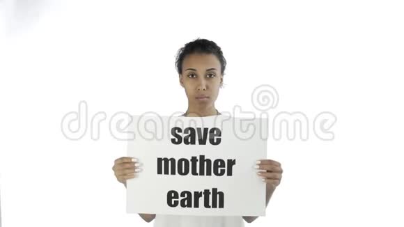 非洲裔美国女活动家与拯救地球母亲海报在白色背景视频的预览图