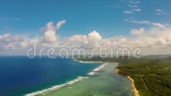 超移西高岛海岸蓝色海洋和波浪视频的预览图