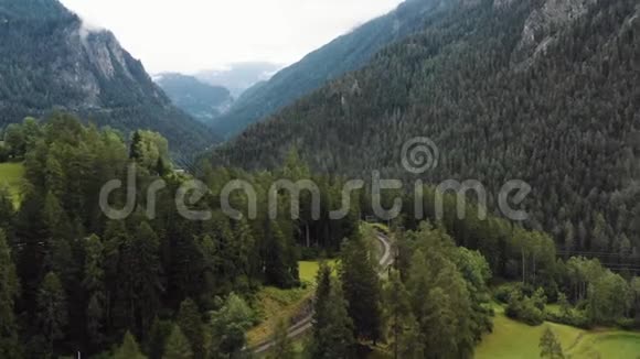 美丽的全景空中拍摄的铁路轨道穿过美丽的夏季瑞士阿尔卑斯山漫游的概念视频的预览图