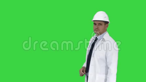 科学工程师戴着头盔在绿色屏幕上显示停止唱歌然后做一个注意手势彩色键视频的预览图