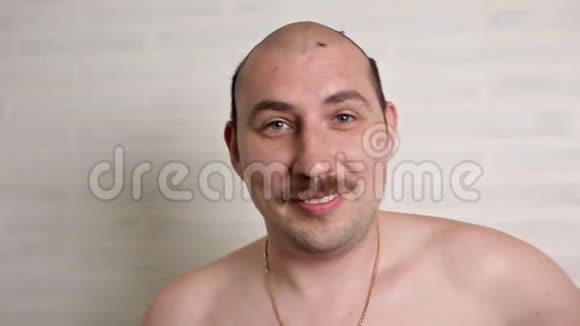 一个留着胡子的家伙在浴室用电动剃须刀剃头跳舞视频的预览图