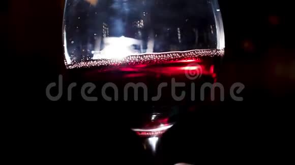 人手摇红酒杯库存录像一个侍酒师正拿着红酒摇着酒杯视频的预览图