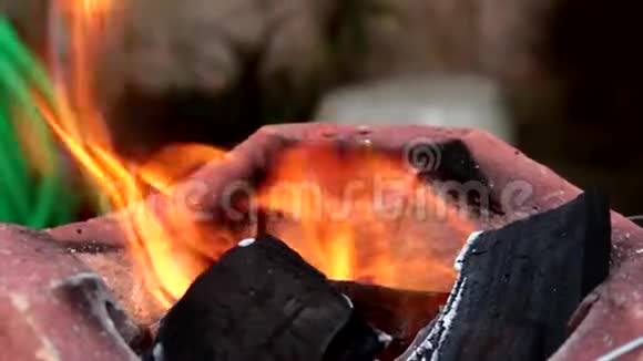 热火烧铜烧煮视频的预览图