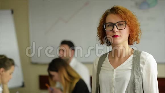 年轻白人女性在繁忙的现代工作场所的肖像视频的预览图