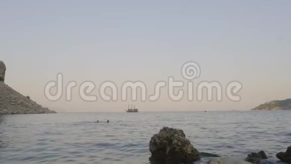令人惊叹的海景和漂浮在海浪上的帆船视频的预览图