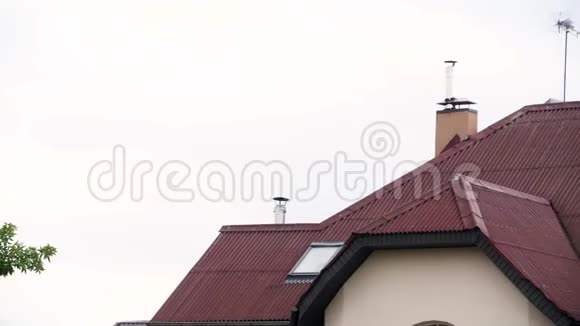 一座城市房屋的美丽屋顶在多云的天空背景下有红色的屋顶瓷砖库存录像新住宅门面视频的预览图