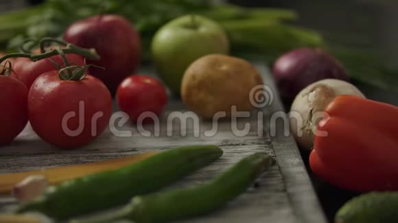 从桌子上拿西红柿的匿名者视频的预览图