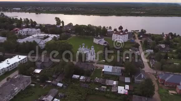 飞越卡戈波尔上空清晨航拍视频俄罗斯阿尔汉格尔斯克地区视频的预览图