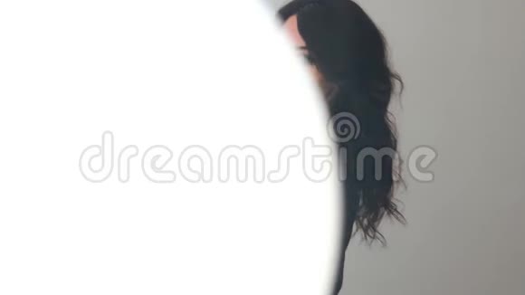 一位时尚女性的肖像她的头发造型漂亮摆在镜子前光线充足视频的预览图