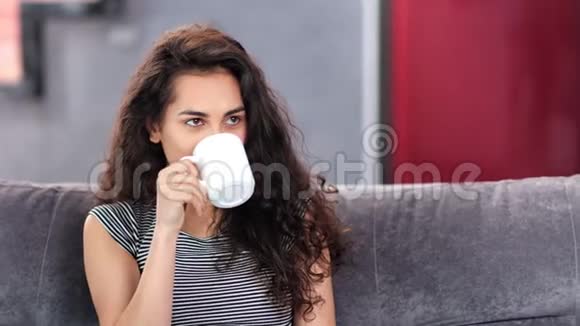 中度特写放松美丽的年轻女子在家喝早咖啡视频的预览图