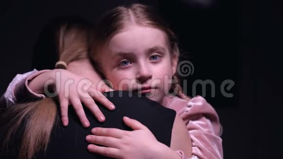 小女孩哭着看着镜头拥抱妈妈分离特写视频的预览图
