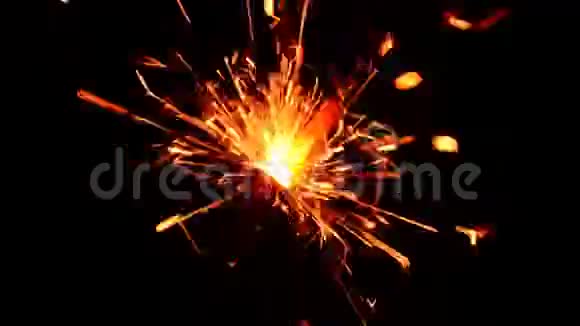 一盏明亮的孟加拉灯在黑色背景特写镜头上燃烧视频的预览图