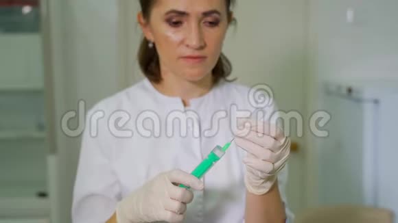 一位女医生正在把安瓿里的药放进注射器里女医生在工作实验室雇员的行为视频的预览图