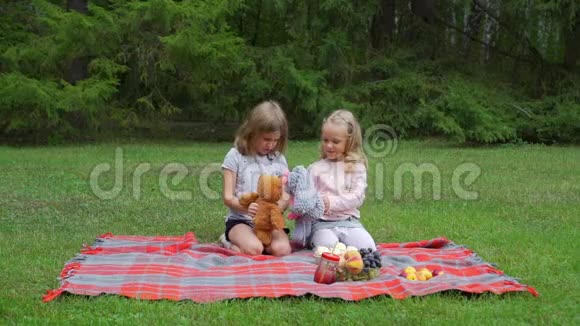 两个小女孩在户外玩玩具视频的预览图