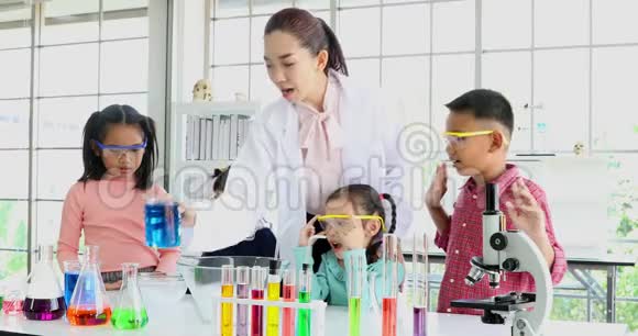 亚洲科学老师把蓝色的水放到干冰里然后是碗里的烟科学专家的概念视频的预览图
