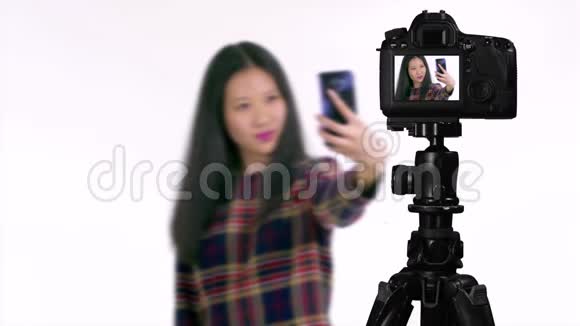 亚裔美国青少年在智能手机上自拍视频的预览图