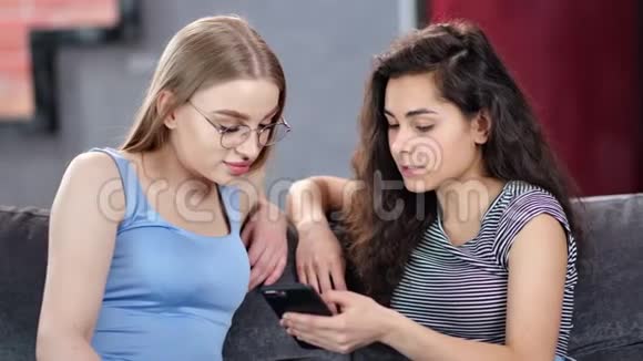 两个开心微笑的年轻女朋友闲聊有积极的情绪中等特写视频的预览图