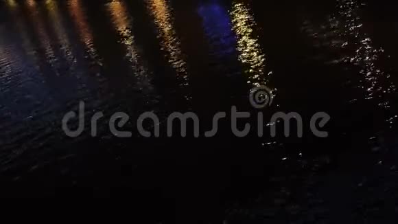 神奇的夜景概念夜间池塘暗水面的特写城市灯光的反射视频的预览图